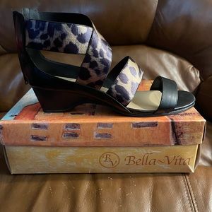 Bella Vita Elastic Multi-Stripe Wedge Sandals Sz 11WW Black/Leopard - New in Box